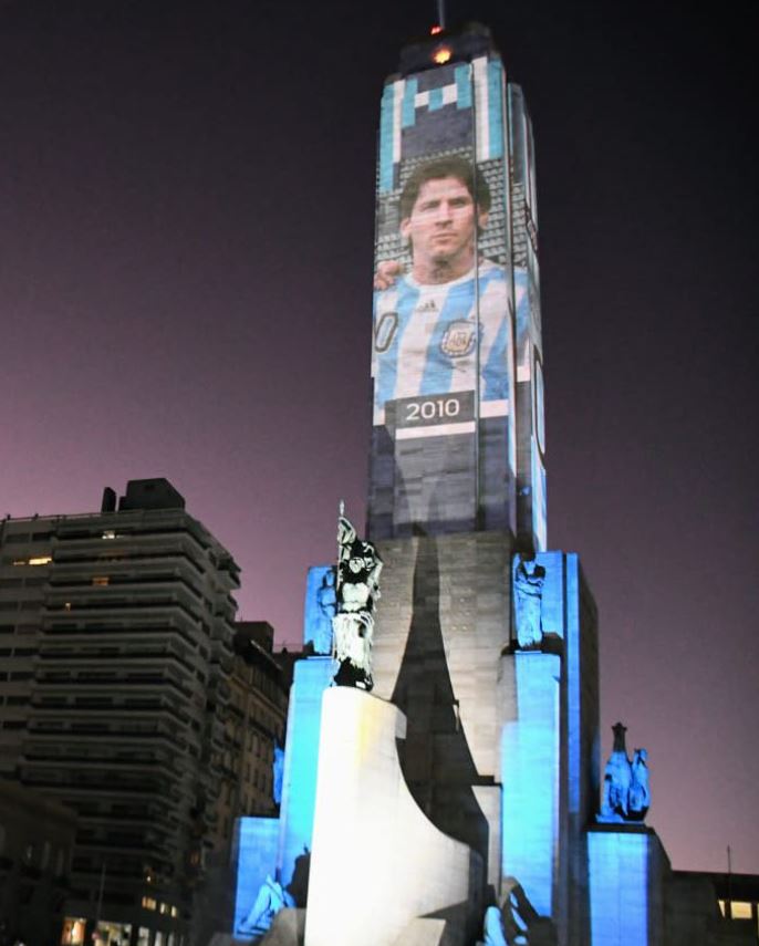 Η μορφή του Μέσι στο μεγαλύτερο κτήριο στο Ροζάριο (ΦΩΤΟ)