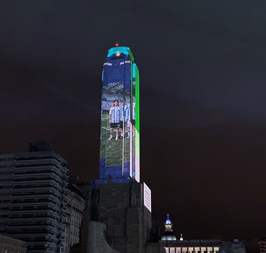 Η μορφή του Μέσι στο μεγαλύτερο κτήριο στο Ροζάριο (ΦΩΤΟ)