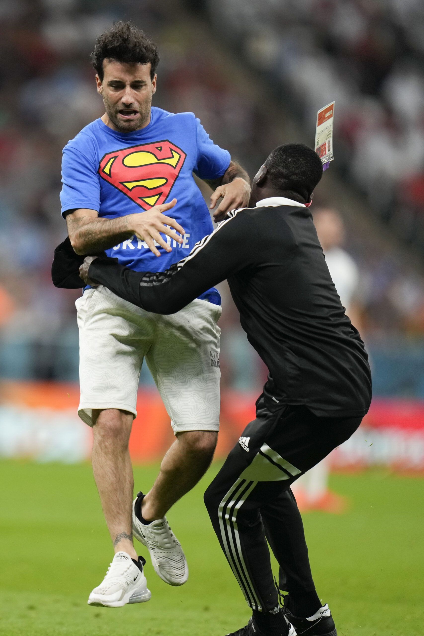 Οπαδός εισέβαλλε στο Πορτογαλία – Ουρουγουάη με σημαία ΛΟΑΤΚΙ+