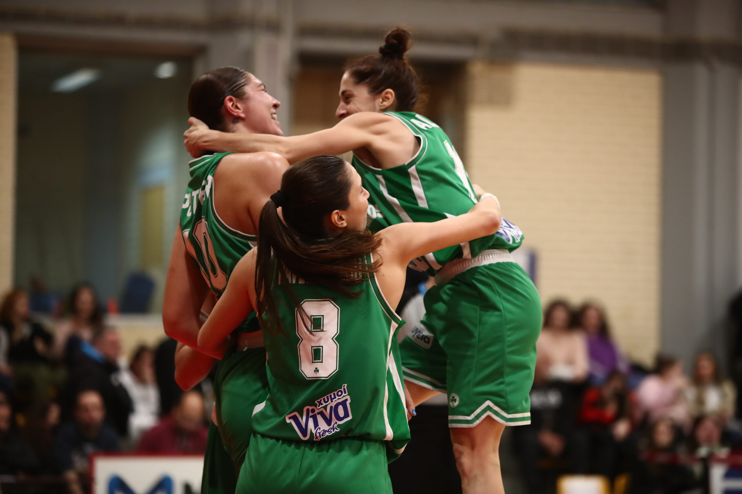 Τα… πανηγύρια σε παρκέ και αποδυτήρια (ΦΩΤΟ + video)