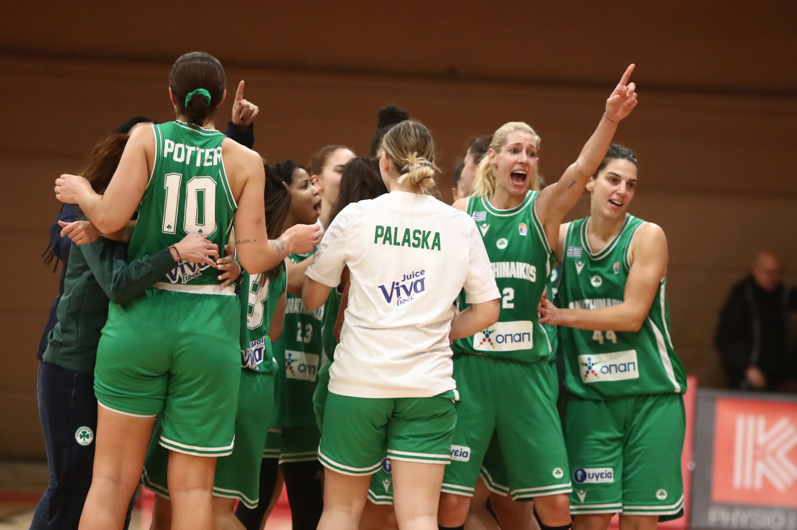 Τα… πανηγύρια σε παρκέ και αποδυτήρια (ΦΩΤΟ + video)