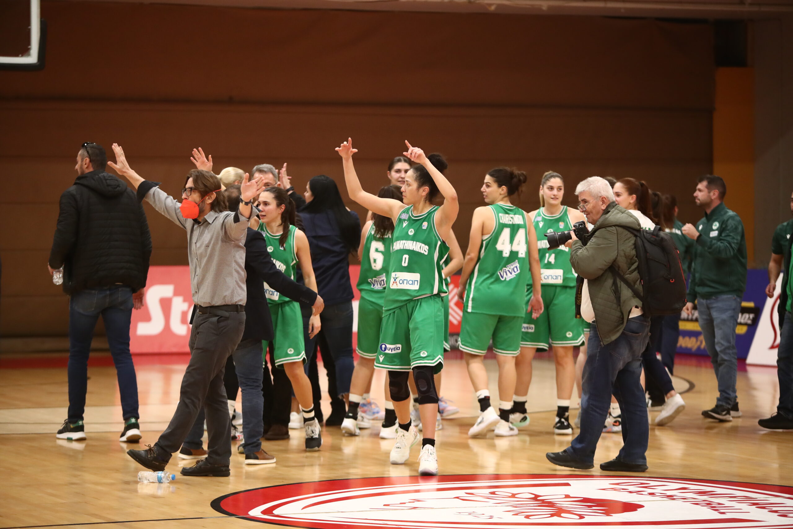 Τα… πανηγύρια σε παρκέ και αποδυτήρια (ΦΩΤΟ + video)