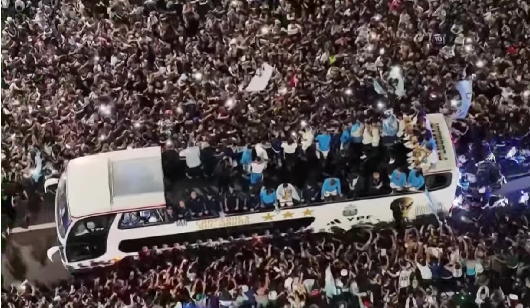 Πανζουρλισμός κατά την άφιξη των Παγκόσμιων Πρωταθλητών! (videos + ΦΩΤΟ)